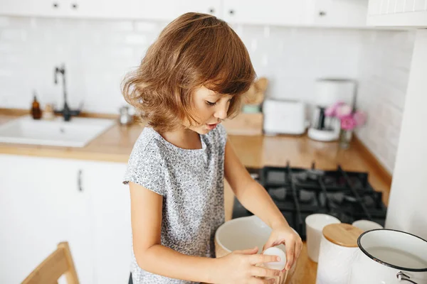 Anak Perempuan Menyiapkan Adonan Untuk Dipanggang Memecahkan Telur Dalam Mangkuk — Stok Foto