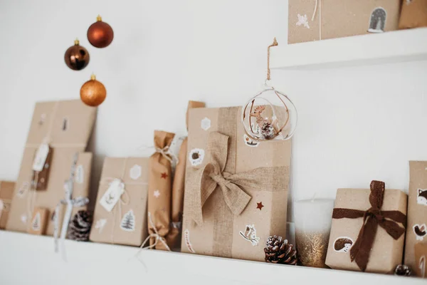 Adventskalender Väntar Jul Inslagna Presenter Till Barn Som Står Hyllor — Stockfoto