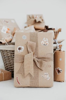 Noel 'e hazırlık için hazır olun. Çocuklar için paketlenmiş hediyeler. Mevsimlik gelenek. Çevre dostu Noel