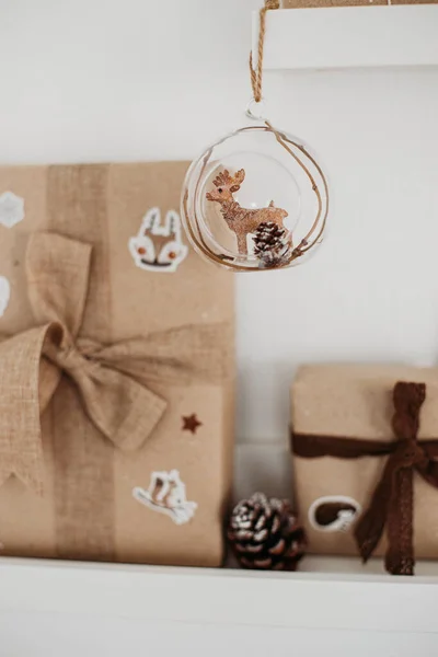 Рождественский Календарь Ждет Рождества Упакованные Подарки Детей Стоящих Полках Сезонная — стоковое фото