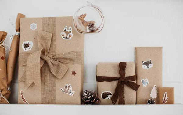 Рождественский Календарь Ждет Рождества Упакованные Подарки Детей Стоящих Полках Сезонная — стоковое фото