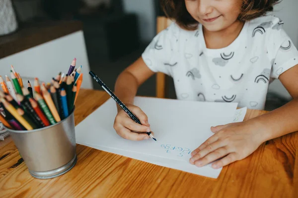 Bella Ragazza Cinque Anni Che Matematica Scrivendo Numeri Casa Istruzione — Foto Stock