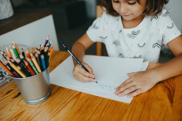 Bella Ragazza Cinque Anni Che Matematica Scrivendo Numeri Casa Istruzione — Foto Stock