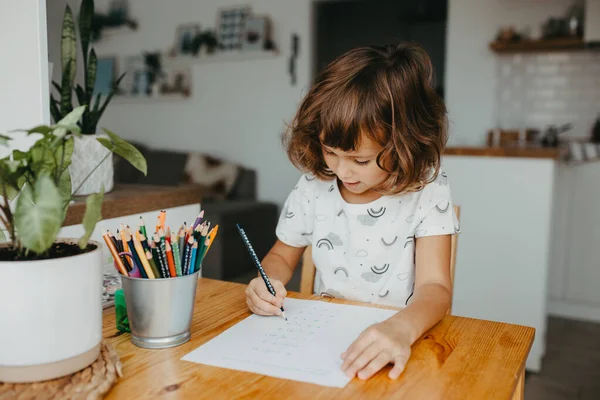 Bella Ragazza Cinque Anni Che Impara Matematica Casa Istruzione Formazione — Foto Stock