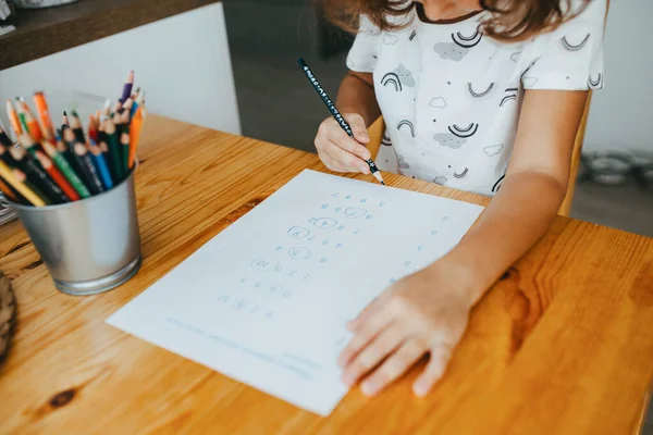 Bella Ragazza Cinque Anni Che Impara Matematica Casa Istruzione Formazione — Foto Stock