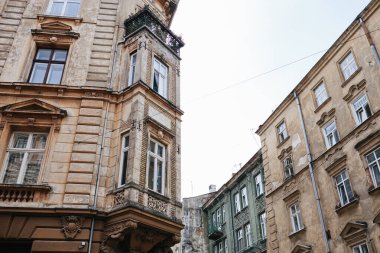 Lviv Ukrayna 'nın ortaçağ şehir caddesini inşa eden eski mimari kulesi Avrupa tarihi kent merkezi