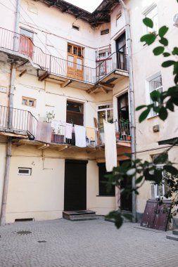 Eski avlu, balkon, çamaşırhane kuruyor. Lviv Ukrayna Avrupa 'nın eski mimari şehir caddesi tarihi kent merkezi