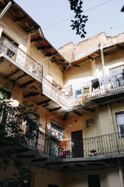 Eski avlu, balkon, çamaşırhane kuruyor. Lviv Ukrayna Avrupa 'nın eski mimari şehir caddesi tarihi kent merkezi