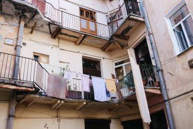 Eski avlu, balkon, çamaşırhane kuruyor. Lviv Ukrayna Avrupa 'nın eski mimari şehir caddesi tarihi kent merkezi