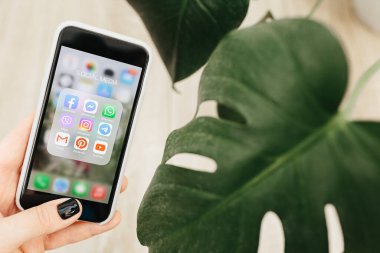 Kiev, Ukrayna - 3 Ekim 2020: Bir kadının elleri İphone SE 2020 