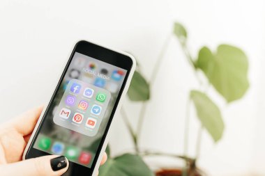 Kiev, Ukrayna - 3 Ekim 2020: Bir kadının elleri İphone SE 2020 