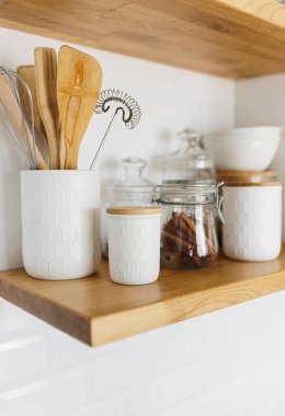 Çeşitli beyaz seramik ve cam kavanozlarla mutfak rafları. Mutfakta rafları açın. Mutfak dahili fikirleri. Çevre dostu mutfak, sıfır atık ev konsepti