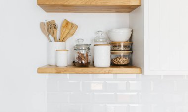Çeşitli beyaz seramik ve cam kavanozlarla mutfak rafları. Mutfakta rafları açın. Mutfak dahili fikirleri. Çevre dostu mutfak, sıfır atık ev konsepti