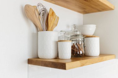 Çeşitli beyaz seramik ve cam kavanozlarla mutfak rafları. Mutfakta rafları açın. Mutfak dahili fikirleri. Çevre dostu mutfak, sıfır atık ev konsepti