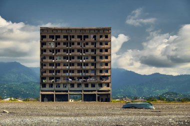 Yalnız abadoned Kobuleti Gürcistan tatil evleri ve dağ plaj arka planda Bina