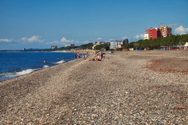 Kobuleti beach Georgia çakıl taşı, bazı insanlar, güneşli bir gün, sezon, Eylül sonbahar sonunda
