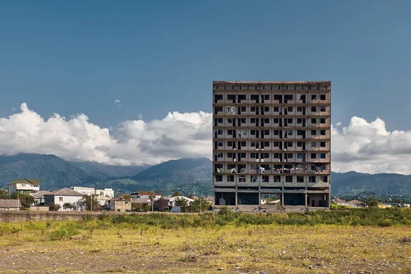 Yalnız abadoned Kobuleti Gürcistan tatil evleri ve dağ plaj arka planda Bina