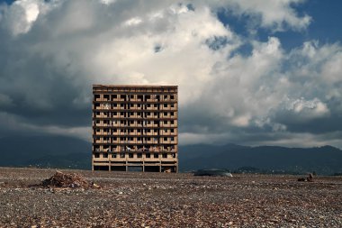 Yalnız abadoned akşam ışığı arka planda Kobuleti Gürcistan tatil evleri ve dağ sahilde, bina