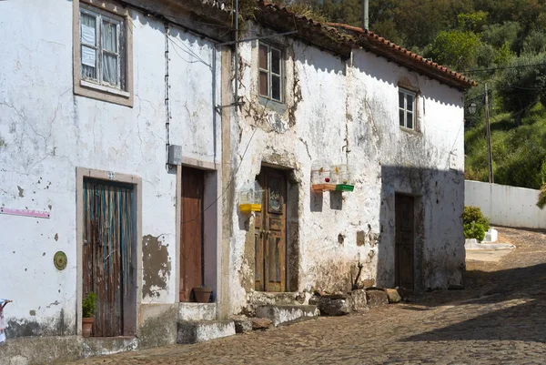 Morvao, 포르투갈-2013 년 5 월 3 일입니다. 새가 새 장 및 아주 오래 된 문을 가진 전통적인 집의 외관 — 스톡 사진