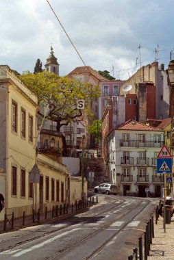 Binalar Lizbon dar sokaktan görüntülemek