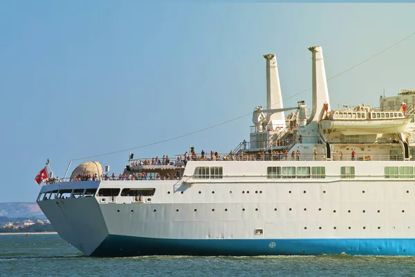 Cruiseschip vol met mensen — Stockfoto