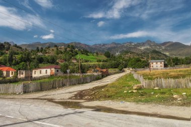Svaneti dağlar güneşli günde Gürcü köyü Iprali