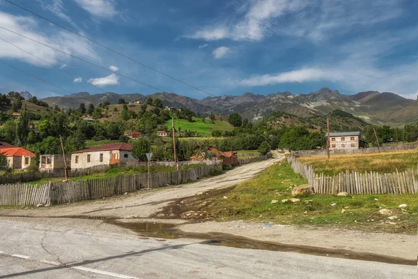 Grúz falu Iprali Svaneti hegység napsütéses napon — Stock Fotó