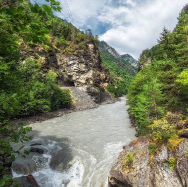 Inguri Nehri kayalık dağlar arasında ağaçları ile tesisi