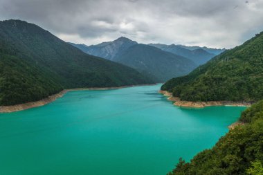 Inguri su deposu canlı mavi su ile