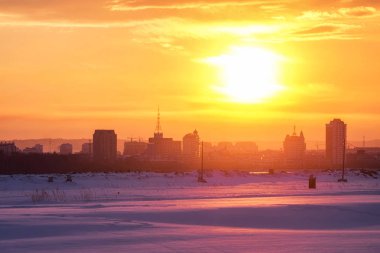 Parlak kış günbatımı kar Çin ve Rusya Blagoveschensk arasındaki sınırda alanlarla Çin kasabada Heihe