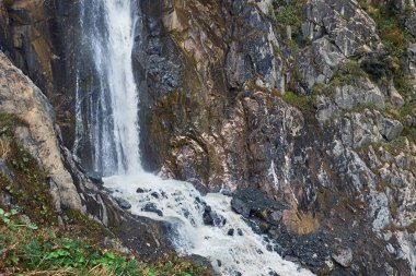 Bir dır dağ buzul akan şelaleler