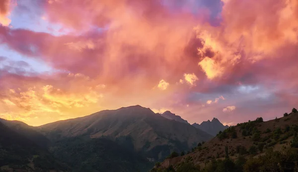 Vabrante puesta de sol en las montañas georgianas nubes rosadas —  Fotos de Stock