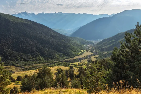 Vista a un valle desde lo alto de las montañas — Foto de Stock