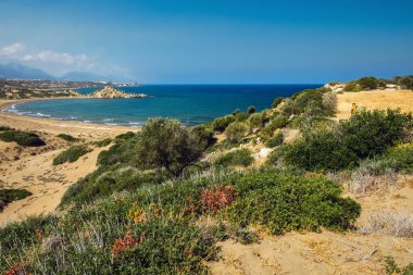 Kum Alagadi beach Kuzey Kıbrıs ve fabrika ve dağlar sahil şeridine ufukta çöl