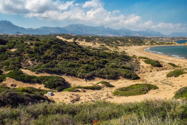 Paysage panoramique du littoral nord de Chypre avec petite tente — Photo