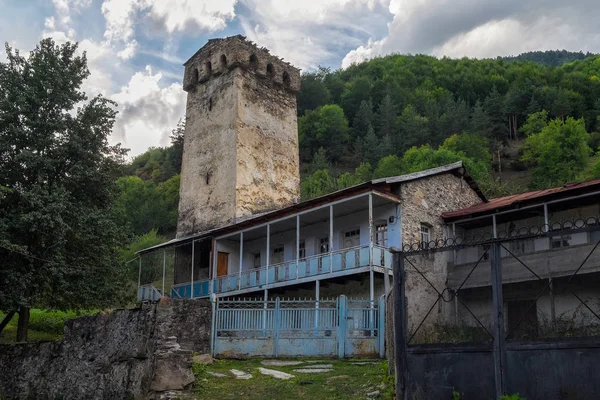 Régi Szván torony és a régi kőépület — Stock Fotó