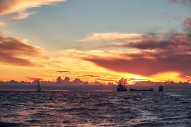 Bulutların üstünde Finlandiya Körfezi ile turuncu sundown ile güzel deniz manzarası
