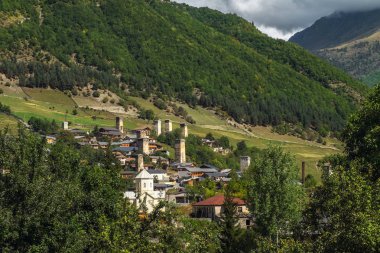 Gürcü dağ town svan kuleleri ve eski binalar