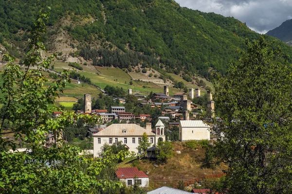 Gürcü dağ town svan kuleleri ve eski binalar