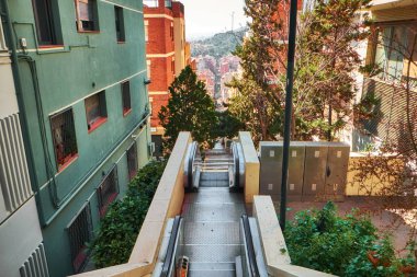 Park Guel yakınındaki Barselona çok düzeyli bir sokakta yürüyen merdiven.