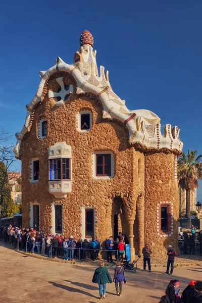 Casa del Guarda en el Parque Güell con cola de turistas. Personas de pie en la Gatehouse de Antoni Gaudí en Barcelona . — Foto de Stock
