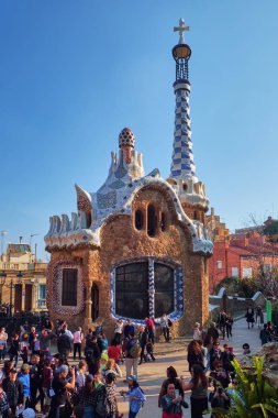 Şubat 2017, Barselona, İspanya, yönetim ofisi girişinde Park Guell. Pinnacle ve beş köşeli çapraz turist bir kalabalık ile Antoni Gaudi tarafından tasarlanmış bina.