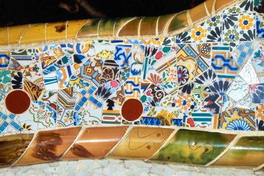 Trencadis mozaik Park Güell tasarlanmış tarafından Antoni Gaudi, Barselona, İspanya, merkezi Teras, seramik serpantin tezgahın ayrıntılarını.