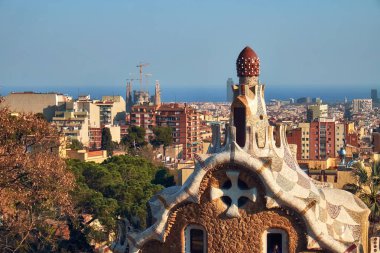 Görüş belgili tanımlık çatı ve pinnacle Gatekeeper House Park Guel ve Barcelona şehir panoraması.