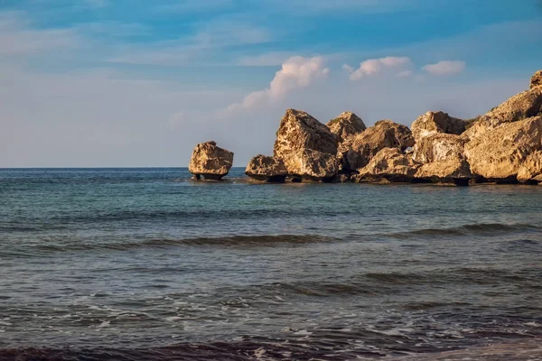 海の岩の形成。北キプロスの Alagadi ビーチから見た海岸岬. — ストック写真