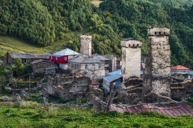 Ushguli Köyü, Svaneti Georgia Murkmeli toplumunun eski defencive svan kuleler