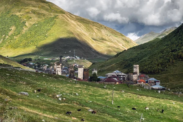Pueblo de Ushguli, comunidad de Murkmeli y Chazhashi en Svaneti, Georgia — Foto de Stock