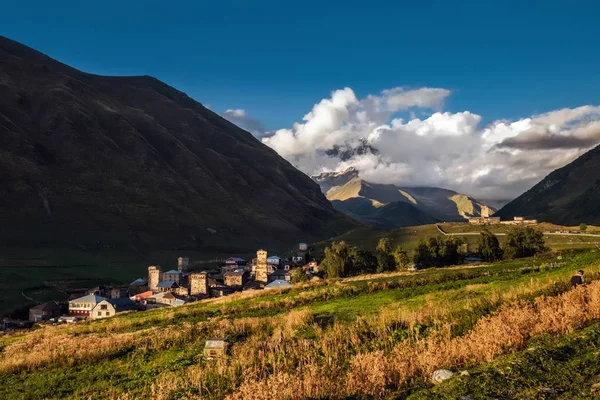 Pueblo de Ushguli con una montaña Shkhara escondida en las nubes en el fondo. Comunidades Chvibiani y Zhibiani . — Foto de Stock