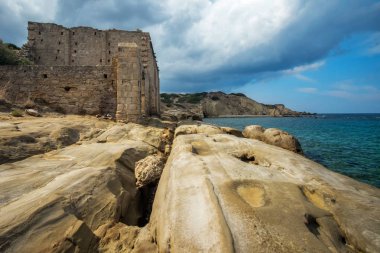 Taş Yunan bina ayakta, Akdeniz deniz Kuzey Kıbrıs terk edilmiş