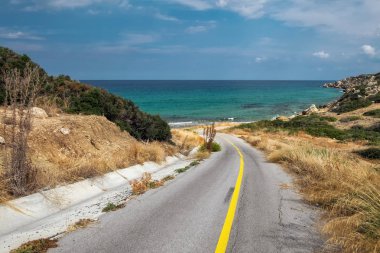 Asfalt yol bir gizli plaj Kıbrıs Adası'na gidiyor. Çıkmaz sokak deniz sahilinde.